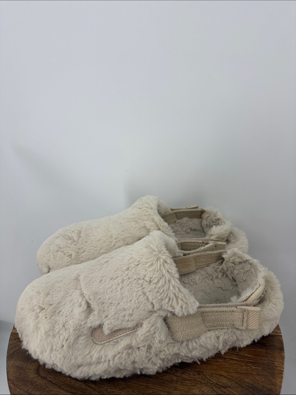 Nike Calm SE Women’s Mules Size 8 Light Sanddrift Cream Faux Fur Fuzzy Slippers